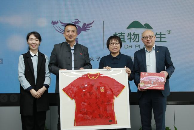 女王用臭脚折磨脚奴
